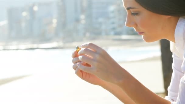 Retrato Una Esposa Triste Mirando Anillo Bodas Después Del Divorcio — Vídeos de Stock