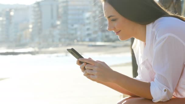 Profil Une Fille Heureuse Utilisant Téléphone Intelligent Assis Sur Côte — Video