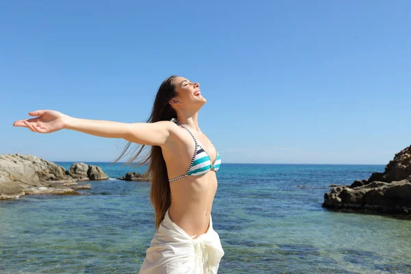 Feliz turista celebrando férias respirar ar fresco — Fotografia de Stock