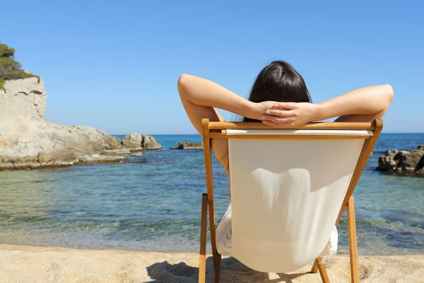 Gelukkig toeristische ontspannen genieten van vakantie op het strand — Stockfoto