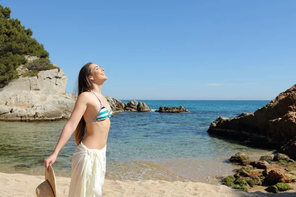 Zonnebader ademhaling diep uitwaaien op het strand — Stockfoto