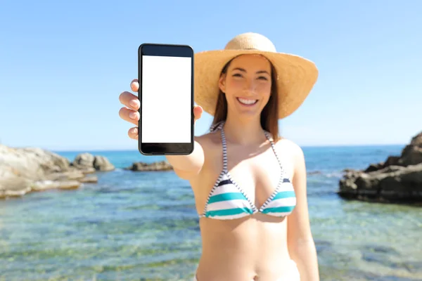 在海滩上显示空白垂直手机屏幕的游客 — 图库照片