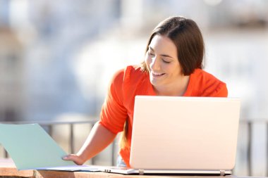 Mutlu kendi hesabina online bir dizüstü bilgisayar ve rapor ile çalışır