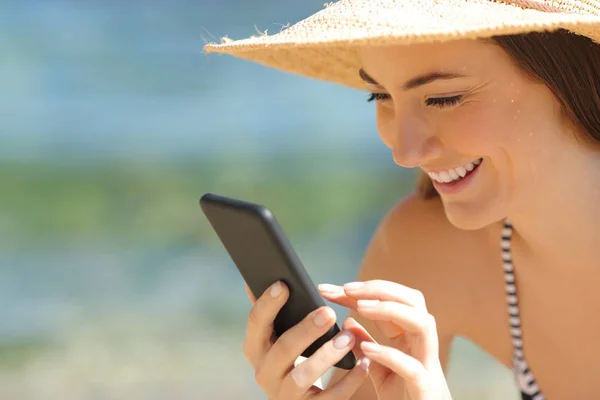 Detalhe de turista feliz usando telefone na praia — Fotografia de Stock