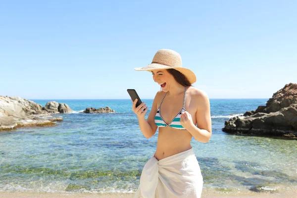 Excited tourist checking phone on vacation — Stock Photo, Image