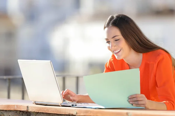 Zufriedener Unternehmer, der online Vergleichsbericht erstellt — Stockfoto