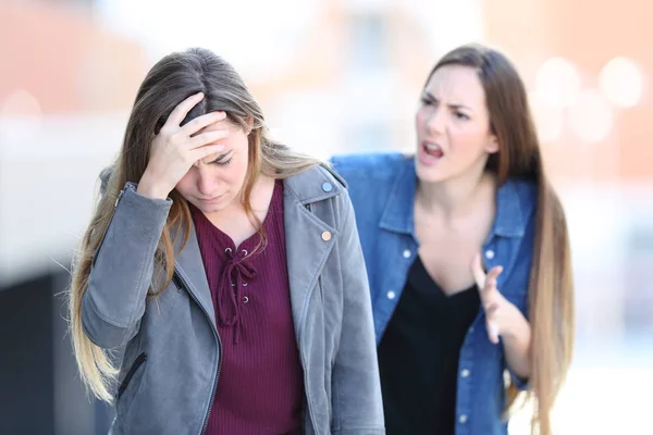 Menina louca repreendendo seu amigo preocupado — Fotografia de Stock