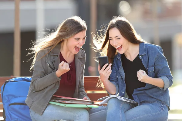 Opgewonden studenten rangen op slimme telefoon controleren — Stockfoto