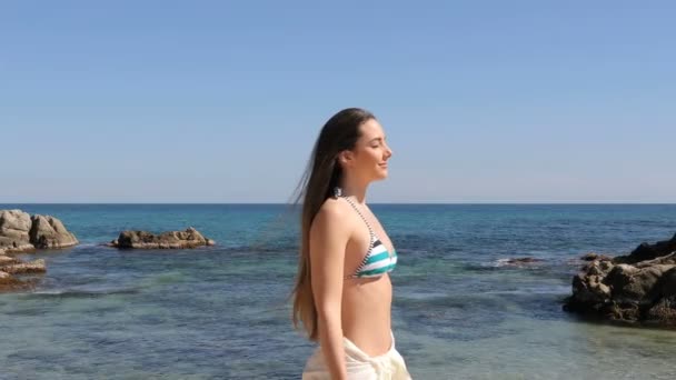 一个快乐的游客穿着比基尼在暑假在海滩上呼吸新鲜空气的简介 — 图库视频影像