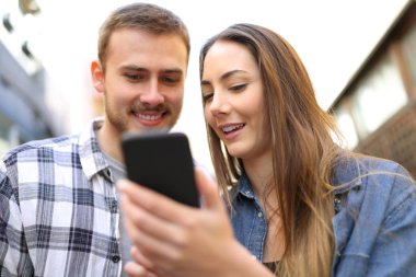 Çift akıllı telefon çevrimiçi içerik hakkında konuşuyor