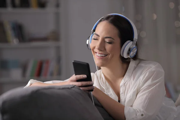 自宅でうまく音楽を聴いて幸せな女性 — ストック写真
