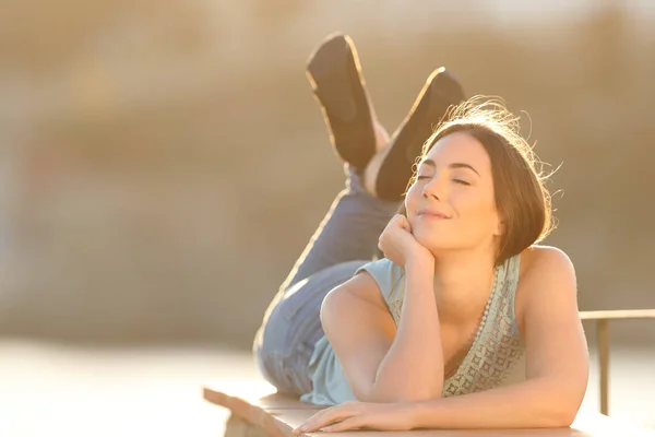Розслаблена жінка дихає свіжим повітрям закриваючи очі — стокове фото