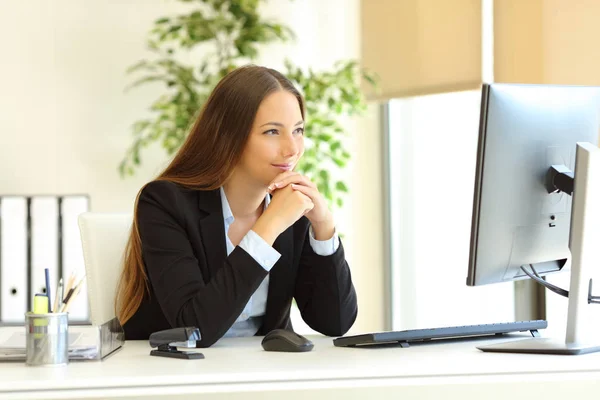 Trabalhador de escritório satisfeito assistindo conteúdo do computador — Fotografia de Stock