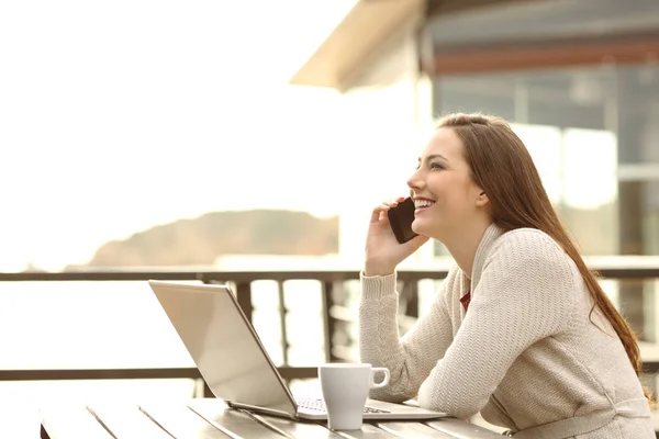 Invité parlant au téléphone dans un appartement terrasse — Photo