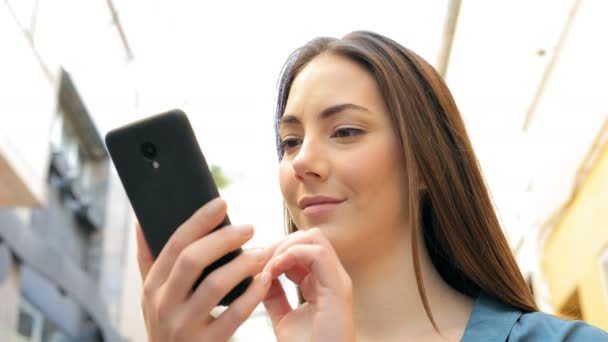 Mujer Seria Navegando Contenido Teléfono Inteligente Línea Pie Calle — Vídeo de stock