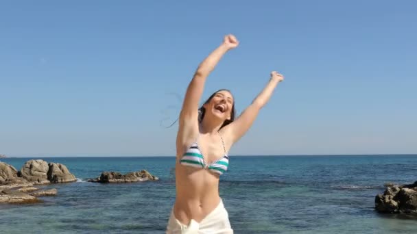 Возбужденный Турист Бикини Празднующий Отпуск Прыжками Поднятием Рук Пляже — стоковое видео