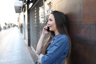 Sokakta telefonda konuşurken ciddi kız profili