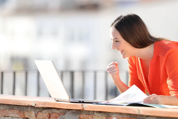Excited self employed checking laptop outdoors — Stock Photo, Image
