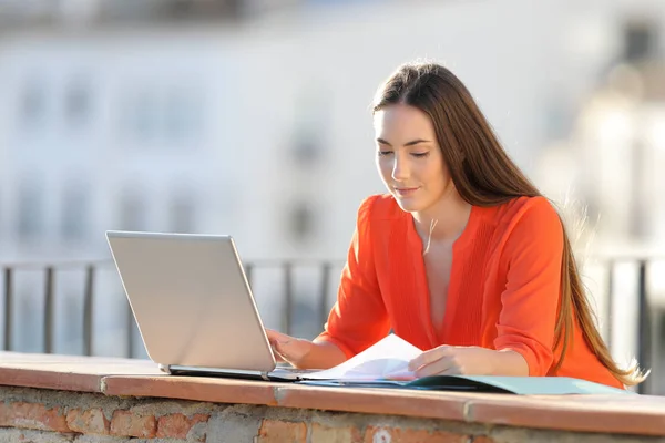 Documento de verificación de trabajo autónomo con computadora portátil — Foto de Stock