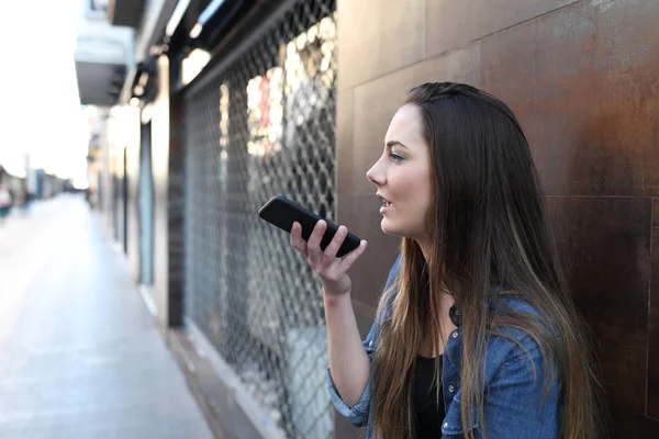 Adolescente usando reconhecimento de voz no telefone inteligente na rua — Fotografia de Stock