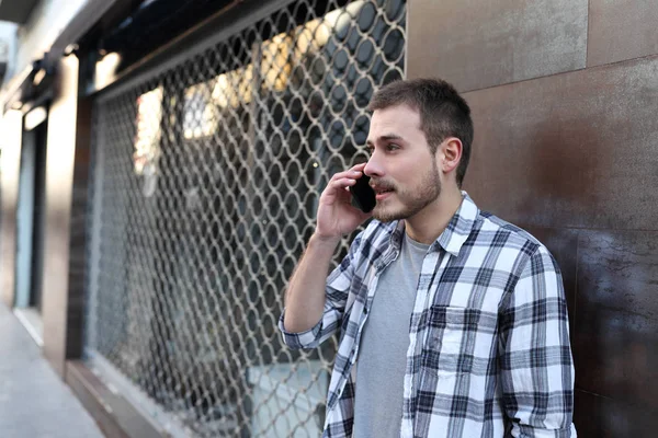 严肃的男人在街上谈论智能手机 — 图库照片