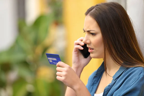 Comprador en línea enojado quejándose de hablar por teléfono —  Fotos de Stock