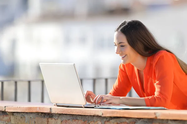 Boldog vállalkozó írásban laptopon erkély — Stock Fotó