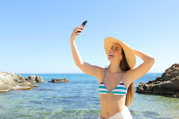 Feliz turista tirar selfie na praia de férias — Fotografia de Stock