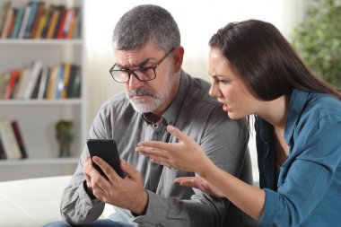 Kafası karışmış baba ve kızı telefon kullanmaya çalışıyor
