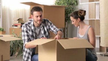 Mutlu çift eve unboxing eşyalarını taşınırken şaka