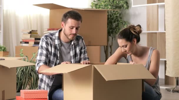 Trauriges Paar Boxt Nach Räumung Nach Hause — Stockvideo