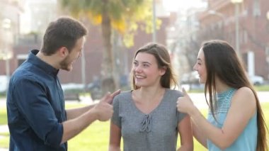 Mutlu çift sokakta gururlu bir arkadaş tebrik