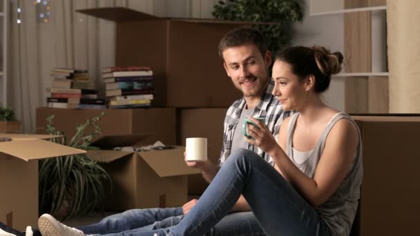 Casal Falando Sobre Reformas Descansar Voltando Para Casa Noite — Vídeo de Stock