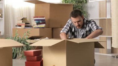 Kızgın adam boşanma boks eşyalarını sonra eve hareketli ve alyans kapalı alarak