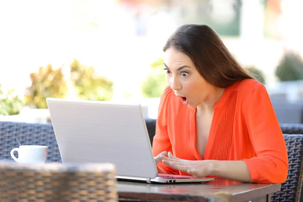 Femme étonnante trouver un contenu surprenant sur un ordinateur portable — Photo