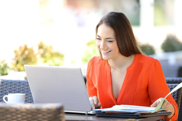 Lycklig entreprenör som arbetar online på ett kafé — Stockfoto