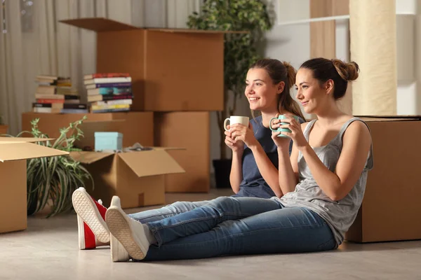 Boldog szobatársak költözotthon pihenő kávét iszik — Stock Fotó