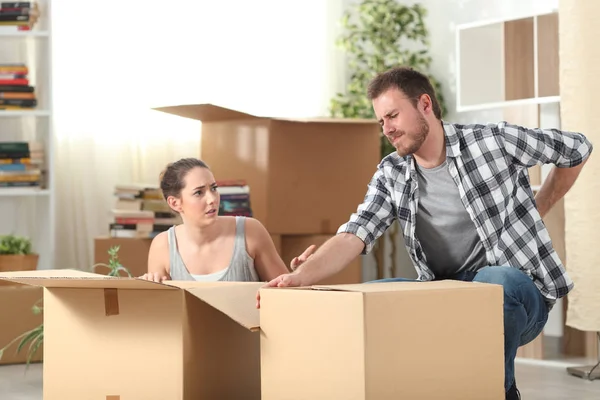 Couple moving home and man having an accident — Stock Photo, Image