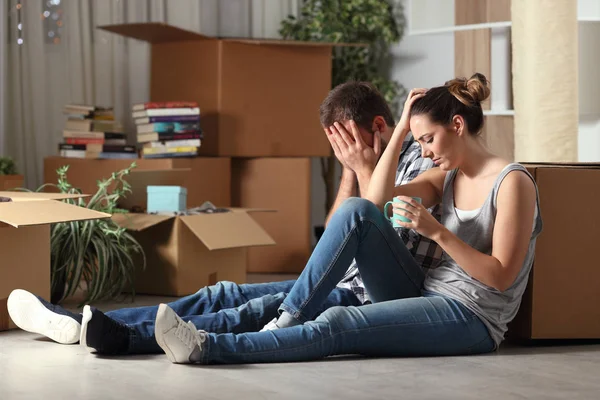 Triste casal despejado se mudando para casa reclamando no chão — Fotografia de Stock