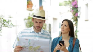 Kayıp şaşkın turistler tatilde telefon ve harita kontrol yön arıyor