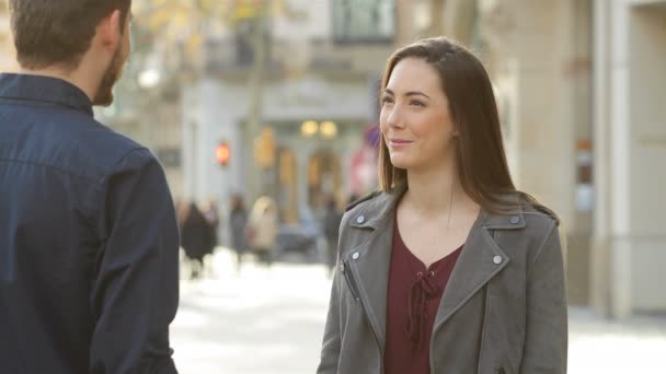 Femme Heureuse Homme Poignée Main Après Accord Dans Rue — Video