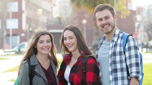 Vista Frontal Tres Estudiantes Señalando Pulgares Hacia Arriba Cámara Calle — Vídeos de Stock