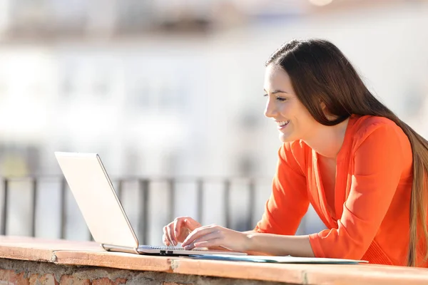 Empreendedor feliz inserir dados em um laptop na varanda — Fotografia de Stock