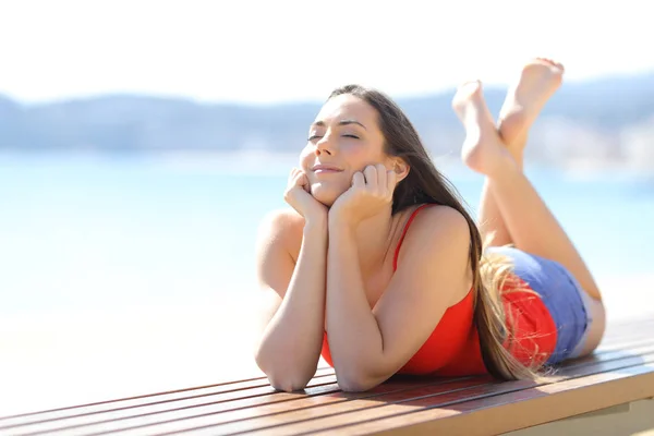 Feliz adolescente disfrutando de vacaciones en la playa —  Fotos de Stock