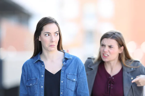 Mulher irritada repreendendo seu amigo confuso na rua — Fotografia de Stock