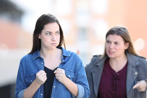 Dois amigos zangados discutindo na rua — Fotografia de Stock
