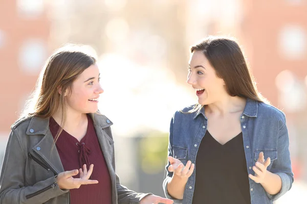 Двоє здивованих друзів розмовляють на вулиці — стокове фото