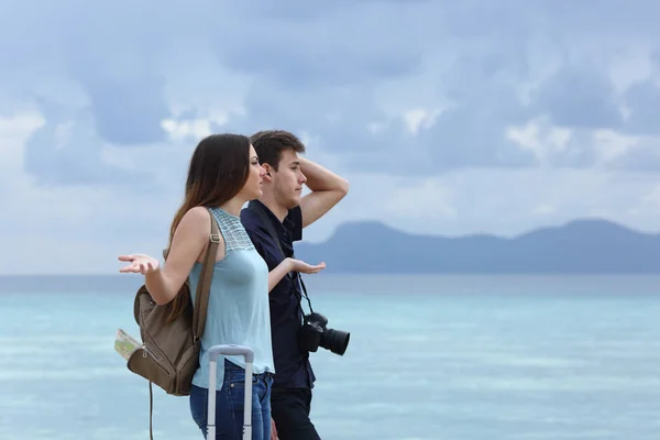 Coppia arrabbiata che si lamenta di una vacanza nuvolosa — Foto Stock