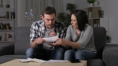 Kızgın çift evde gece yanlış bir banka makbuzu iddia etmek için telefonda aradıktan sonra bekliyor