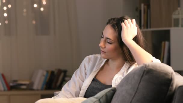 Mulher Sonolenta Assistindo Sentada Sofá Casa Noite — Vídeo de Stock